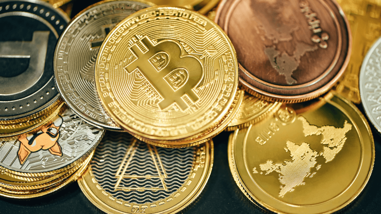 Bitcoin falls below 58,000 U.S. dollars, while stacks emerge as the top gainer.